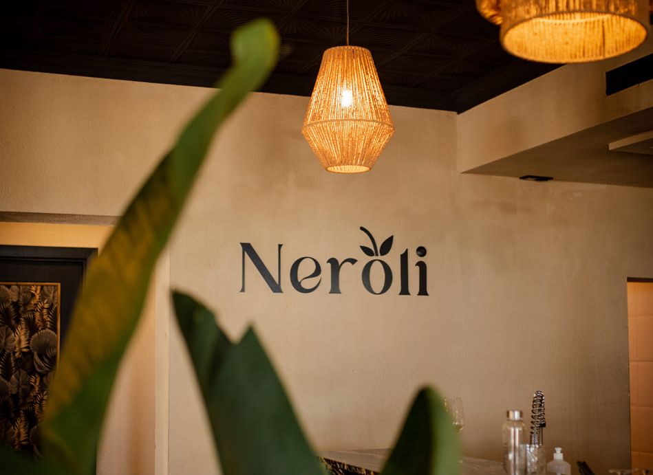 Neroli Cocktail Restaurant logo impreso en pared