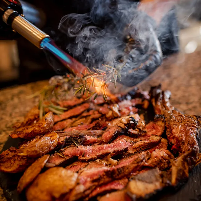 Neroli Cocktail Restaurant plato de carne brasa
