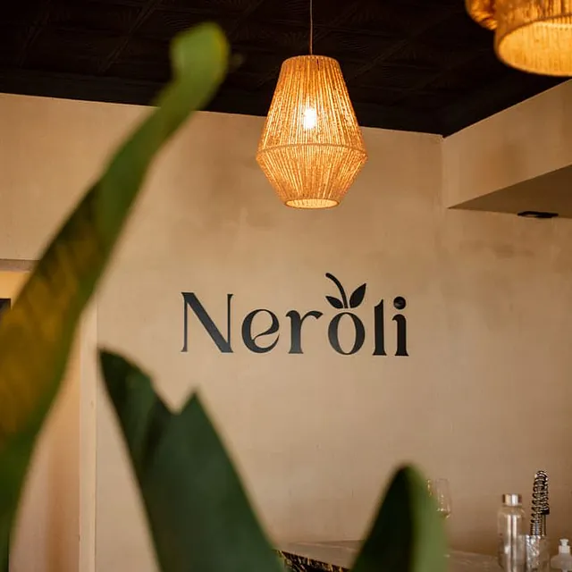 Neroli Cocktail Restaurant logo impreso en pared